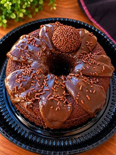 Produto bolo pequeno de chocolate com brigadeiro
