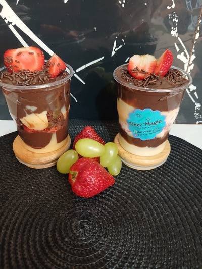 Produto Copo da Felicidade Chocolate com Brownie e Morangos